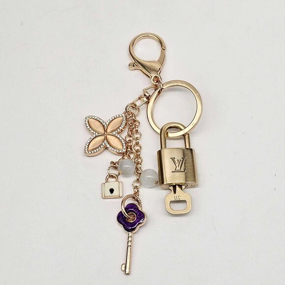 Authentic Louis Vuitton Lock & Key with unbranded Clover Flower Bag Charm - Picture 1 of 6
